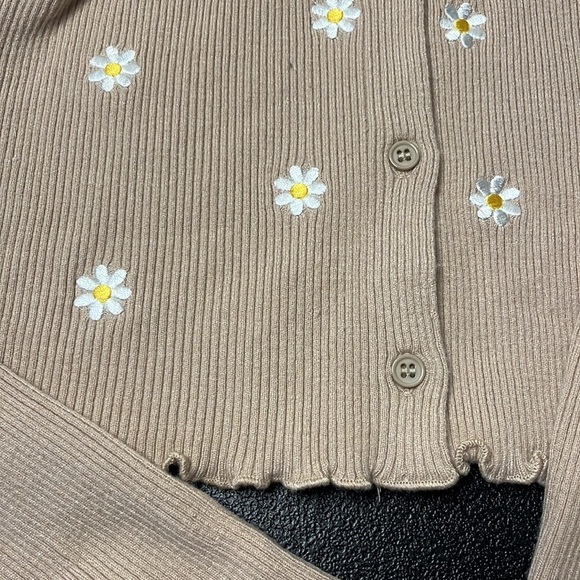 FOREVER 21 cropped daisy cardigan - ribbed, spring, cream, flowers, floral - Picture 4 of 4